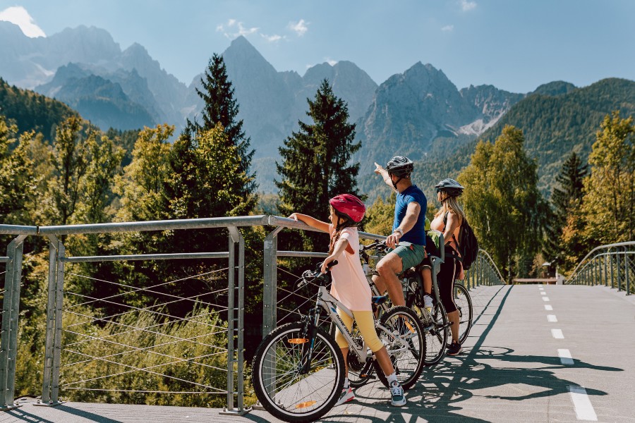 kolesarska družina občuduje gorovje v daljavi